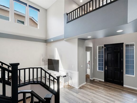 Entry, to left is the main level Bedroom as well as the 3/4 Bath!>