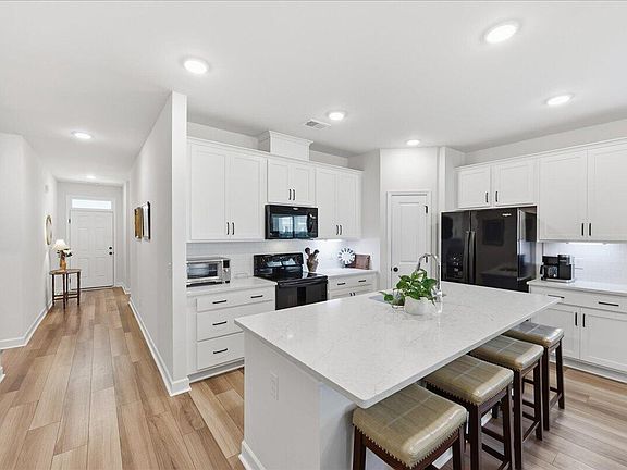2nd image of 1437 Arabella St