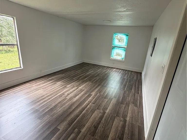 990 Riviera Ave — Photo 3