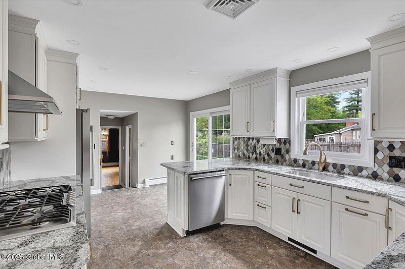 5th image of 21 Hillcrest Drive