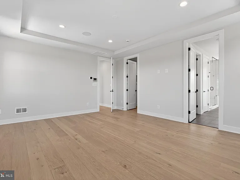 881 N Manchester St — Photo 30