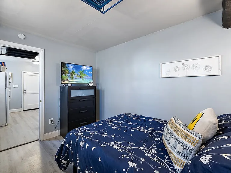 405 E 6th St #6 — Photo 9