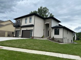 1683 Delta Dr, Troy, MI 48085