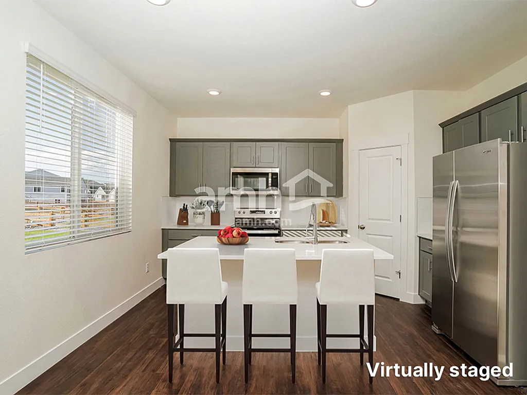 4 bed, 3.5 bath, 2419 sqft, $2,825 — Photo 4