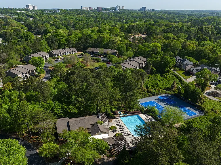 Pet-friendly 1 & 2 Bedroom Apartments - Wynnwood Vinings