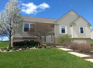 944 Country Creek Dr, Saline, MI 48176