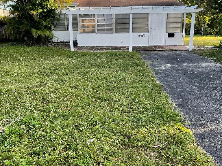 1300 NE 182nd St — Photo 1