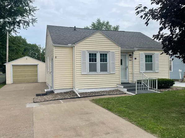 2107 Center Ct, Clinton, IA 52732