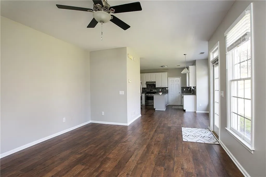 4 bed, 2.5 bath, 2410 sqft, $2,900 — Photo 3
