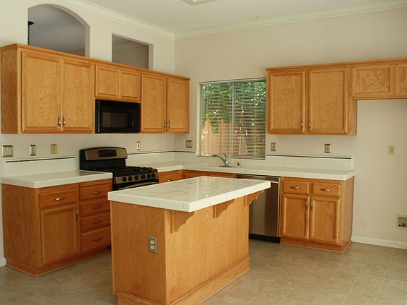 5th image of 13 Castle Hill Ct