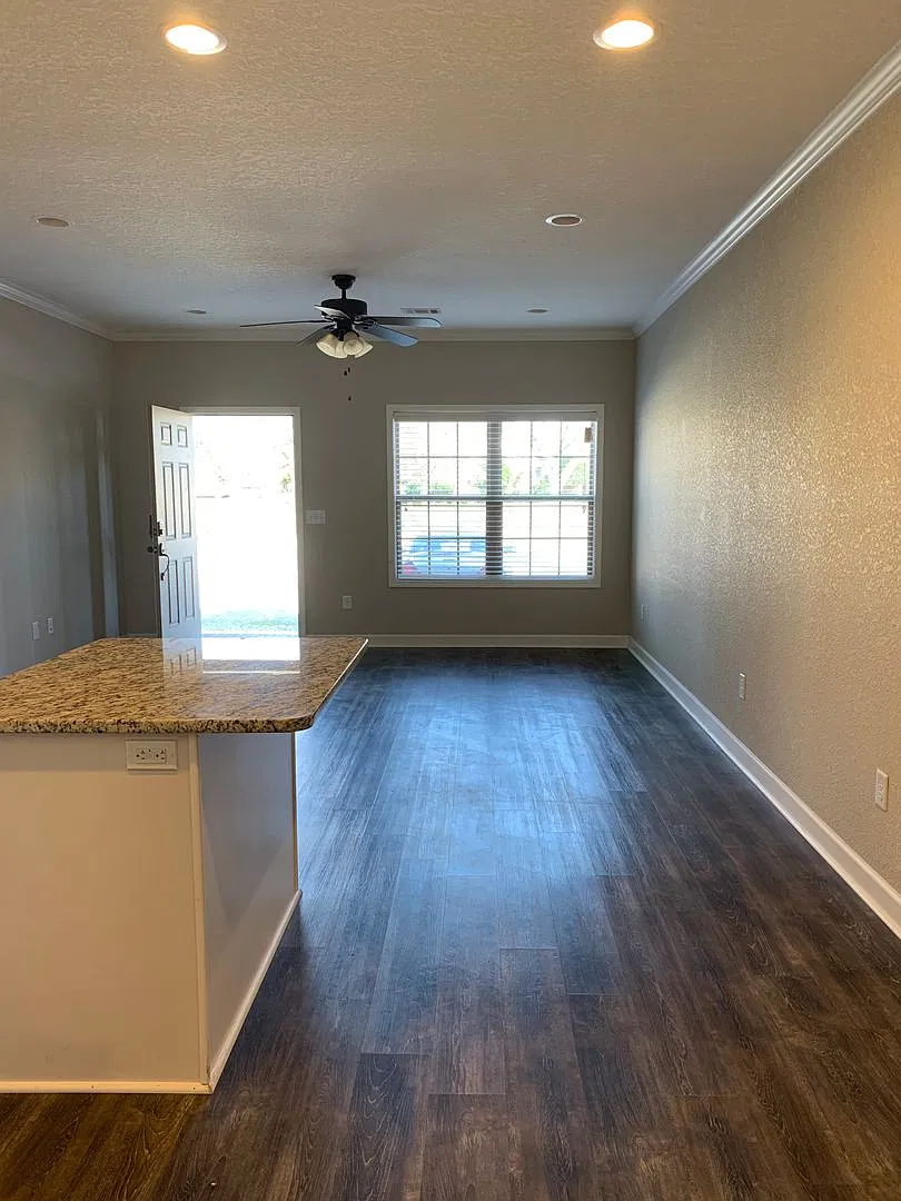 Dee's Place — Photo 1