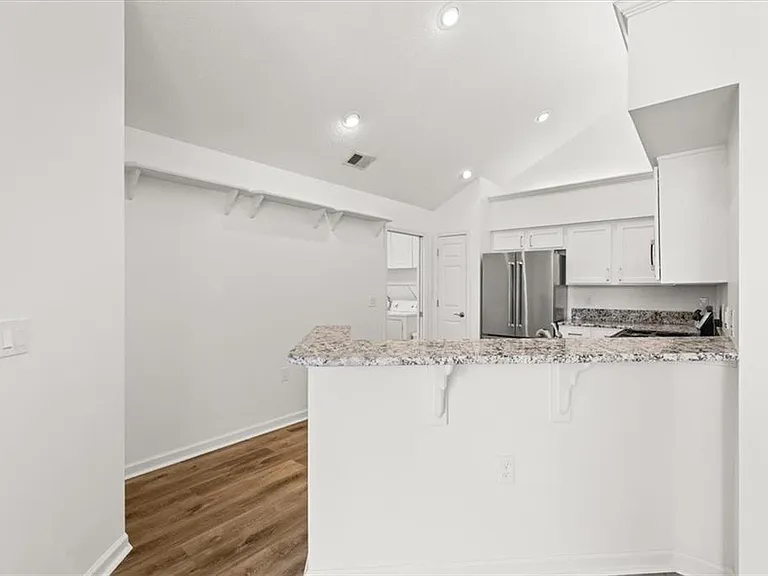 1305 Village Ln — Photo 9