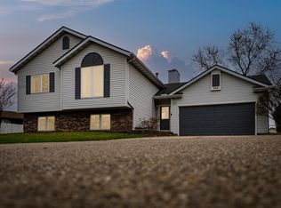 204 Goldenrod Rd, Bloomington, IL 61704