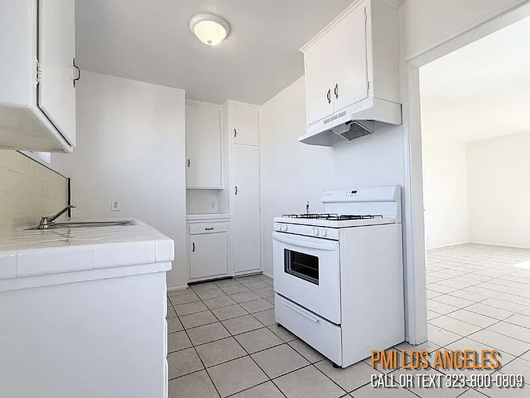 943 W 68th St — Photo 25