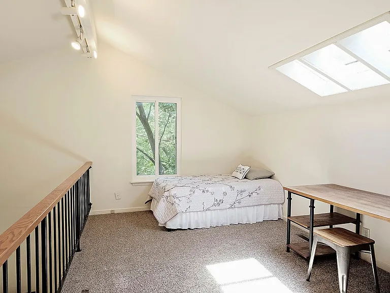 976 Sutton Ct — Photo 8