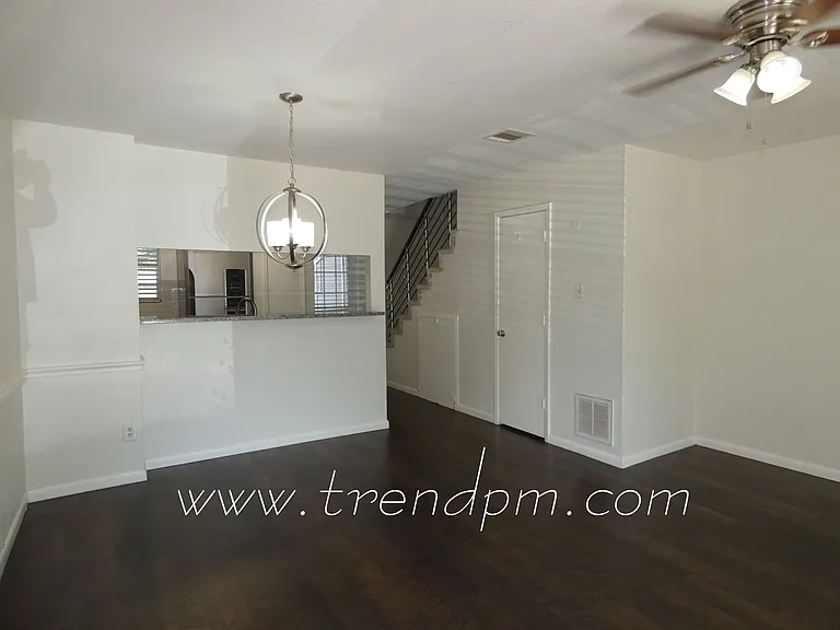 121 Surrey Ln — Photo 4
