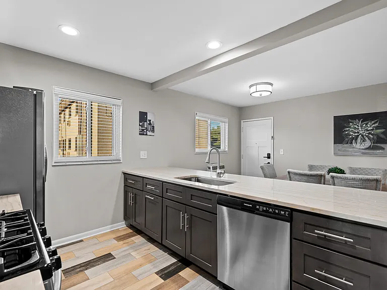 1703 W Catalpa Dr — Photo 6