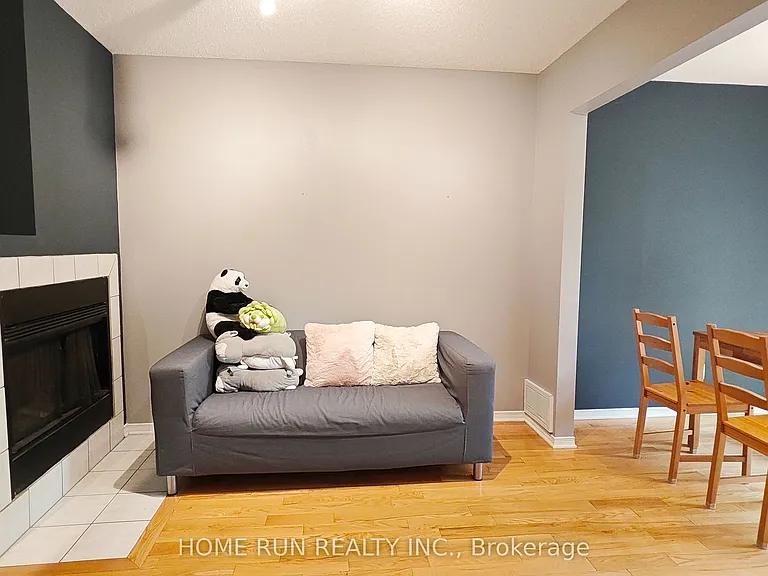152 Thornbury Cres — Photo 8