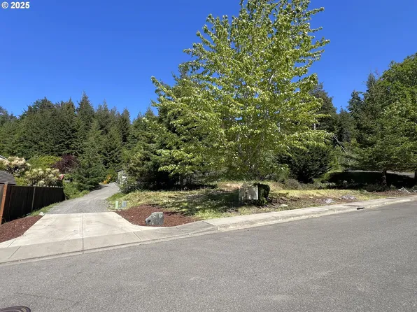 2211 Timberline Dr #27, Coos Bay, OR 97420