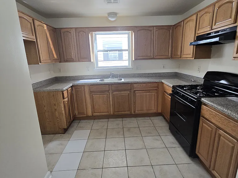 429 S 19th St #G2 — Photo 2