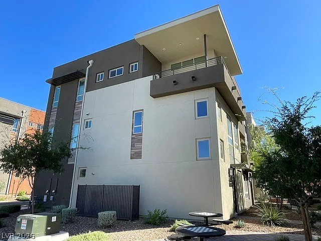 3 bed, 2.5 bath, 2436 sqft, $5,200 — Photo 2