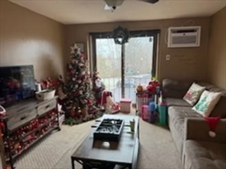 139 King St #204 — Photo 3
