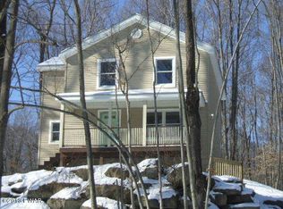 1305 Lakeside Dr, Greentown, PA 18426