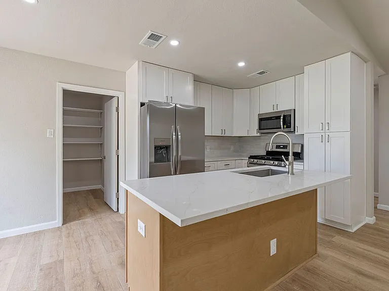 1204 Spearson Ln — Photo 5