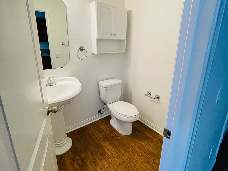 1918 Kelly Ave #5 — Photo 6