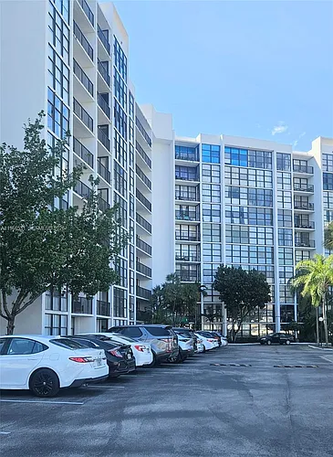 1000 Parkview Dr Photo 1