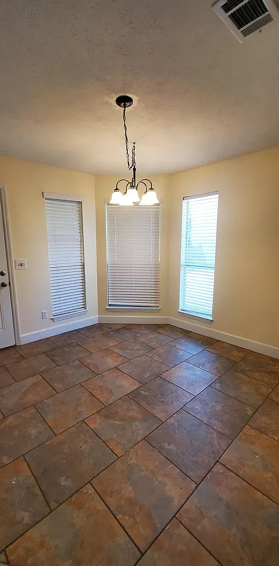3 bed, 1343 sqft, $2,500 — Photo 3