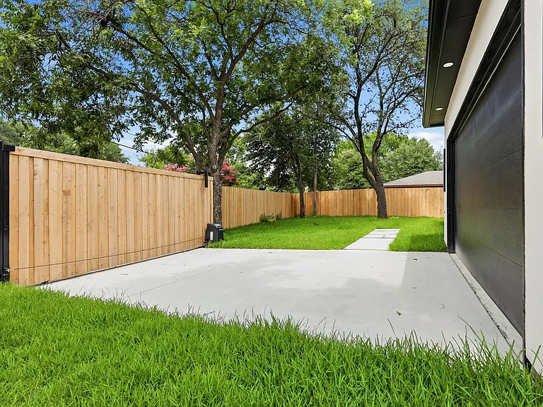 3135 Walnut Hill Ln — Photo 39