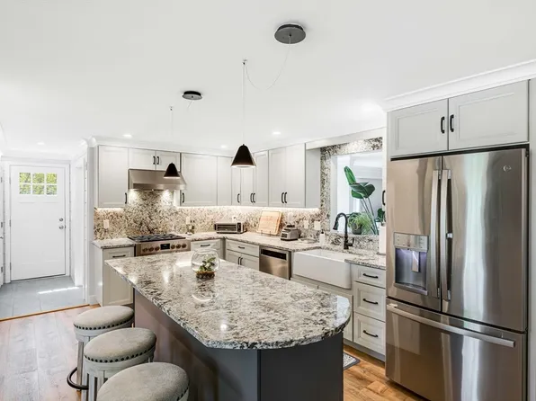 37 Mill St, Amesbury, MA 01913