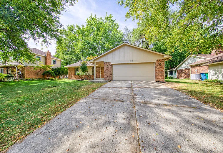 910 Summitcrest Dr — Photo 2
