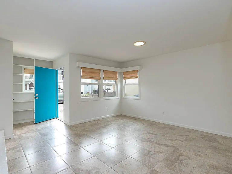 136 Oxnard Ave — Photo 3