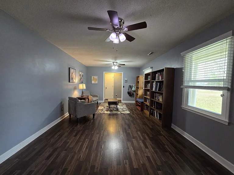 637 Sierra St — Photo 6