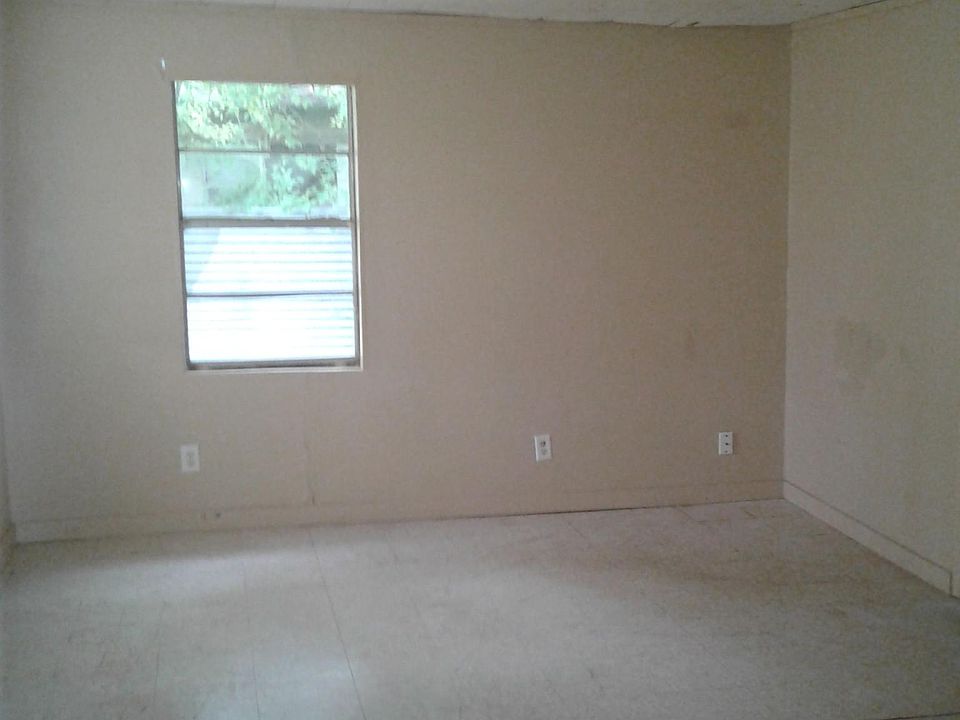 2nd image of 603 W Sylvia St