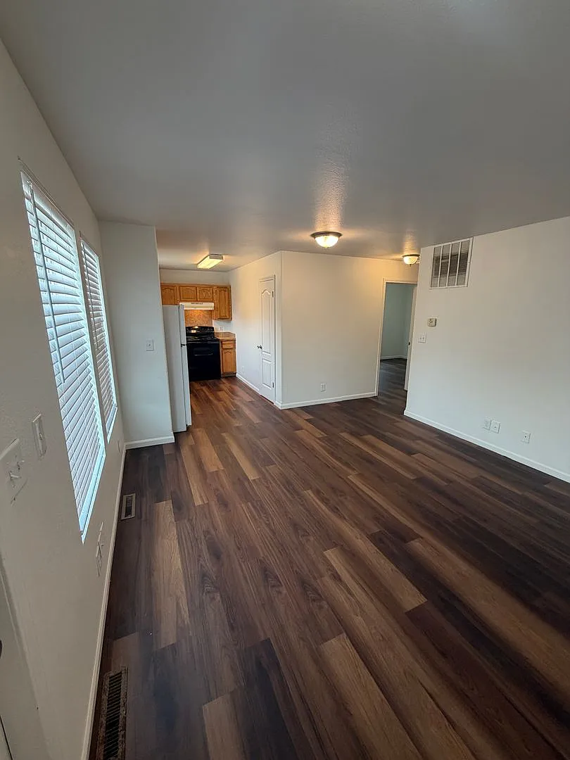 Hill Top Apartments — Photo 1