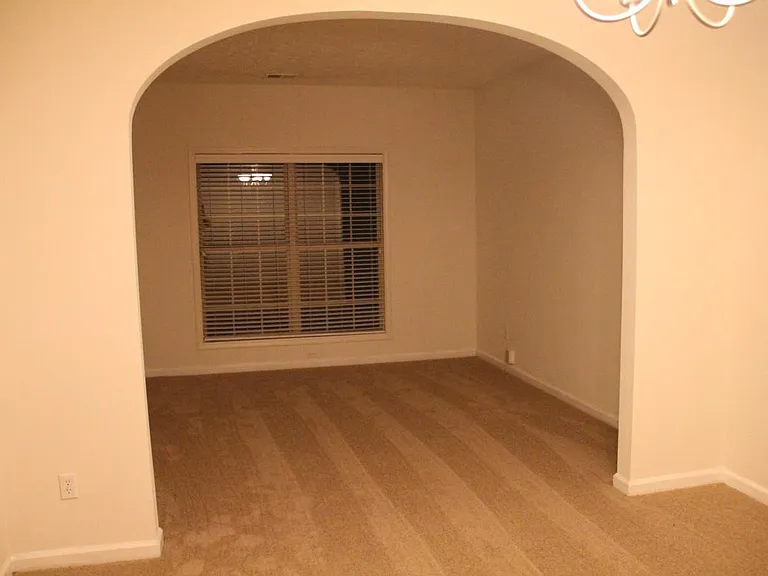 777 Rosslyns Dl — Photo 3