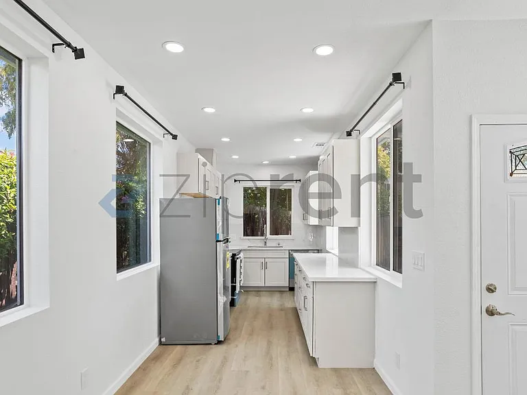 640 Plomosa Ct #B — Photo 12