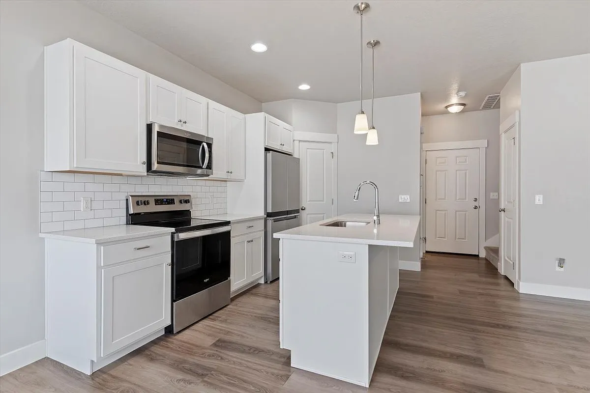 3 bed, 2.5 bath, 1689 sqft, $2,200 — Photo 3