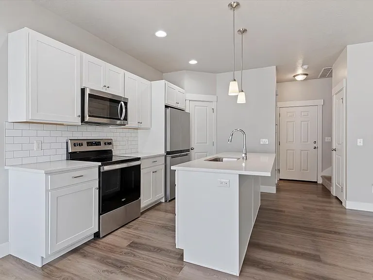 423 E Penny Ln — Photo 3