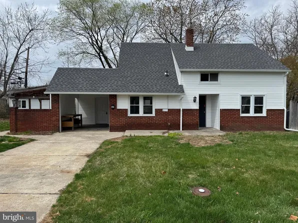 67 Horseshoe Ln, Levittown, PA 19055