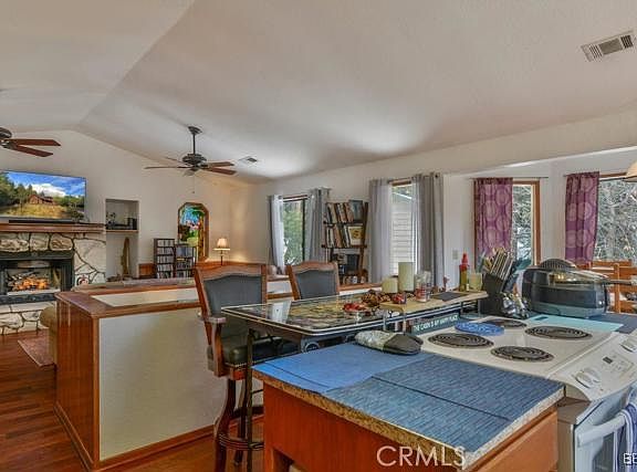 5th image of 687 E Victoria Ct