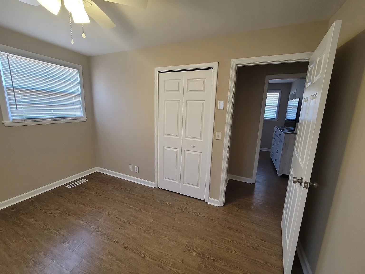152 Chippendale Dr — Photo 2