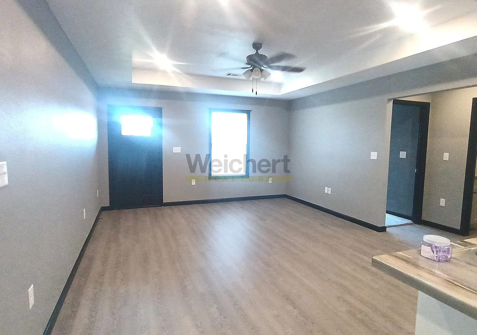 Spacious 4bed/2bath House with Fenced Backyard & Enclosed Garage — Photo 2