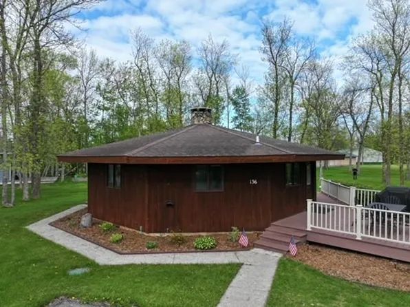 136 Elm Dr, Warroad, MN 56763