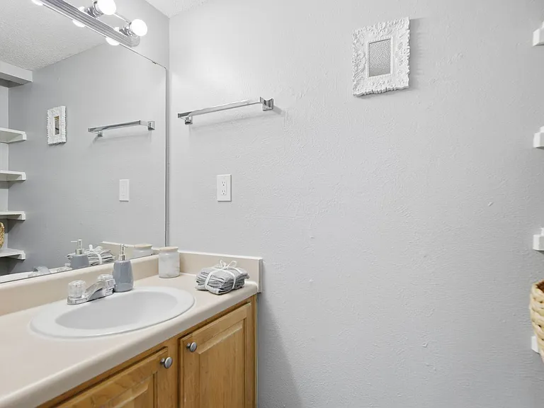 Heatherstone Apartments — Photo 28