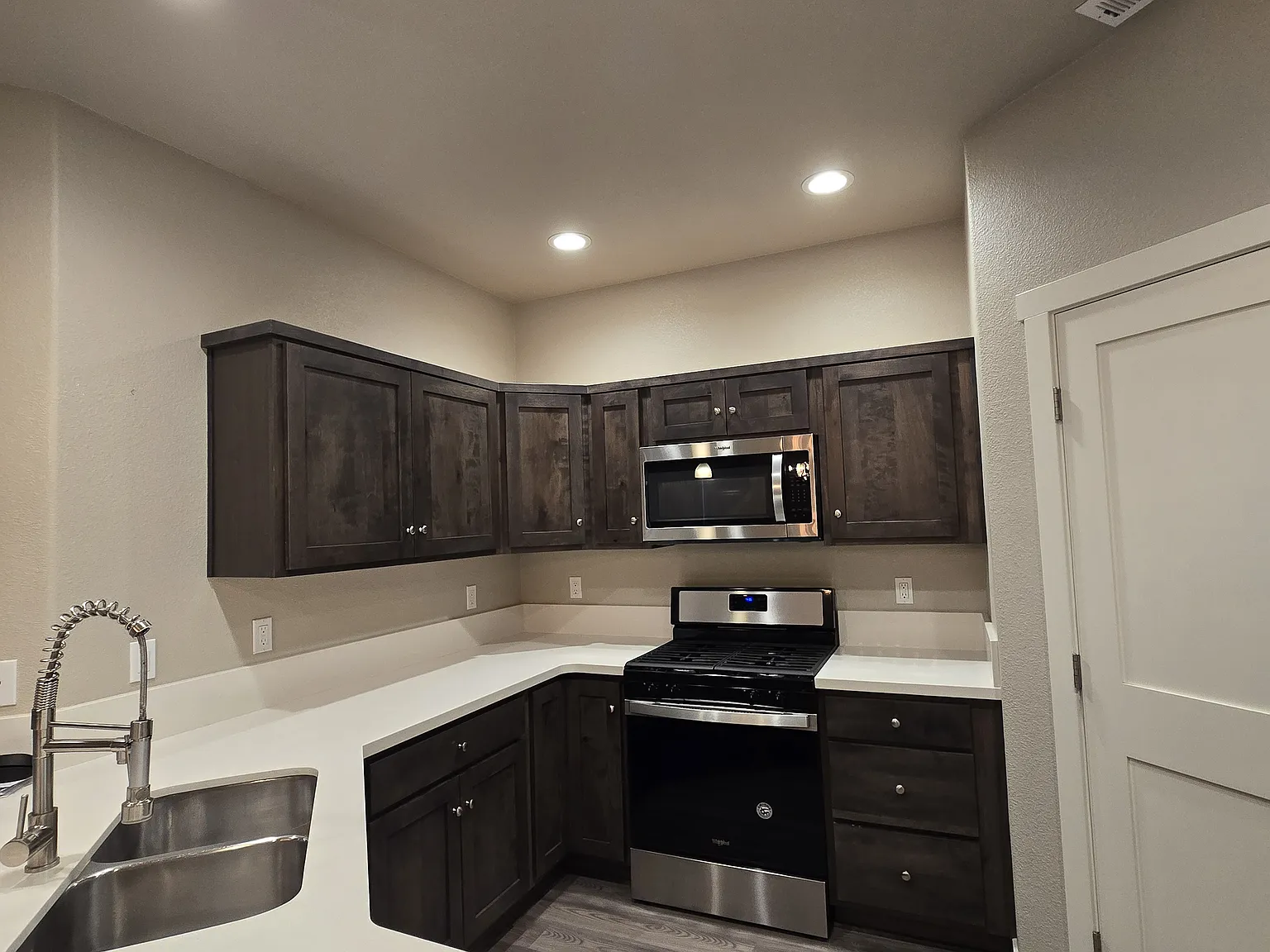 3 bed, 2.5 bath, 2420 sqft, $2,700 — Photo 4