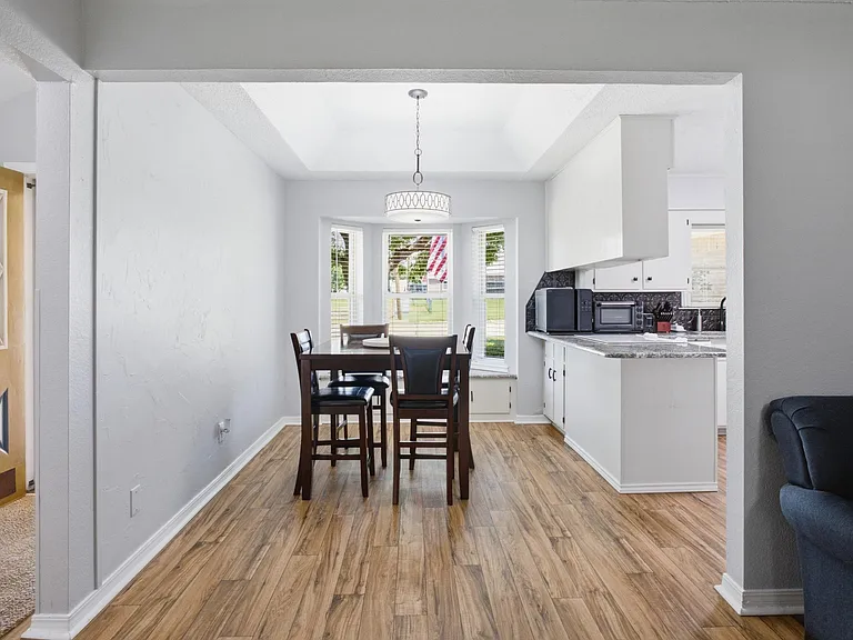 5526 Russell Dr — Photo 13